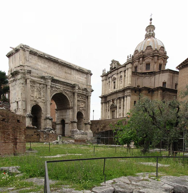 boog van septimius severus.jpg - Één van de drie grote triomfbogen rond het Forum Romanum, de triomfboog van keizer Septimius Severus. Gebouwd in opdracht van de senaat na zijn overwinningen op de Parthen. Rechts daarvan staat de kerk van Ss Luca e Martina.